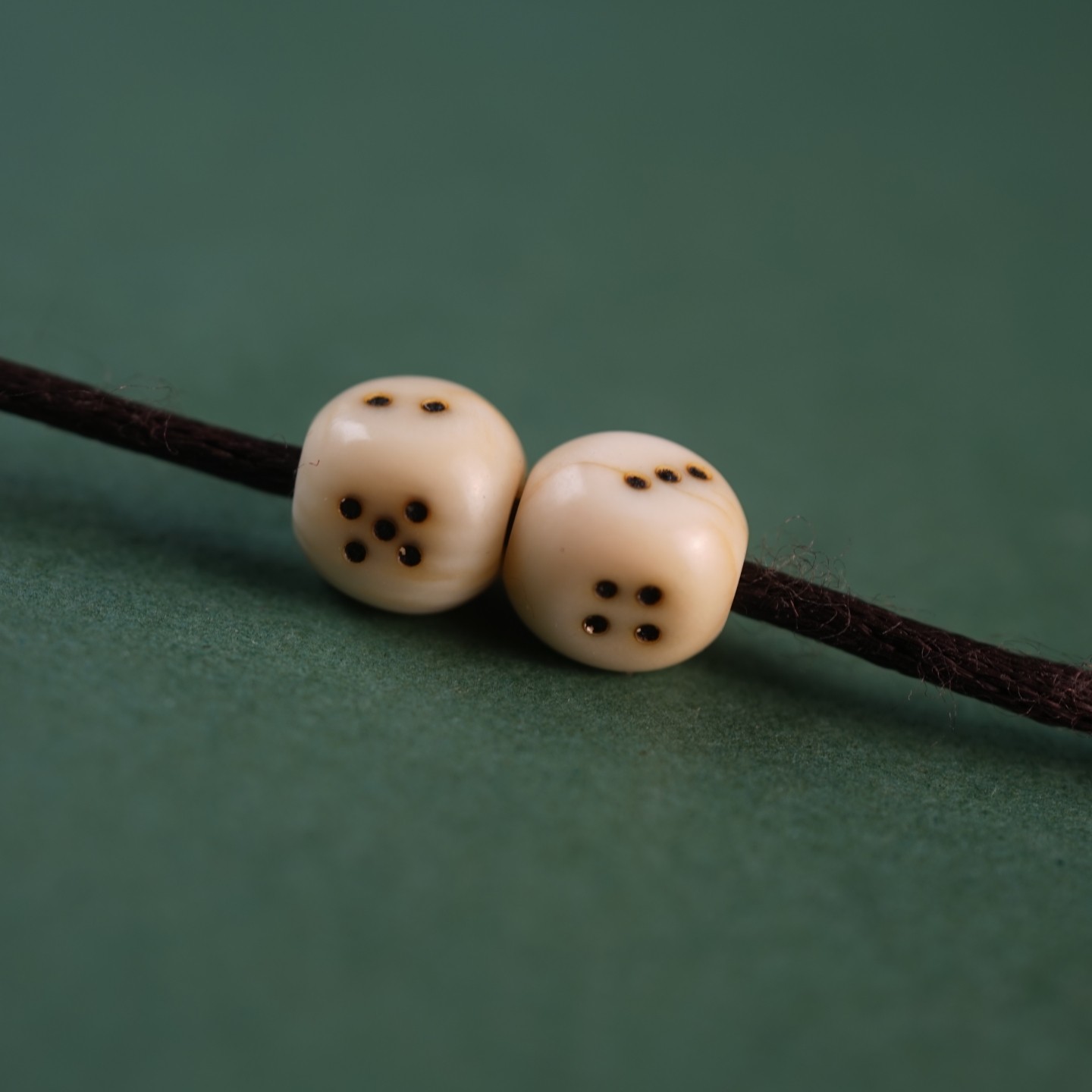 西藏传手雕猛犸牙雕吉祥天母黑白骰子一对文玩配串隔珠菩提腰珠