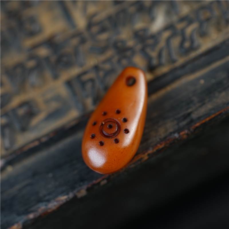 随机发西藏油润牦牛骨雕鹿牙形拨片卡子隔珠手雕咒点文玩记数配珠