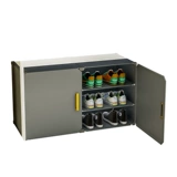 Студенческая кровать в дне общежития с артефактами хранения стойки для обуви