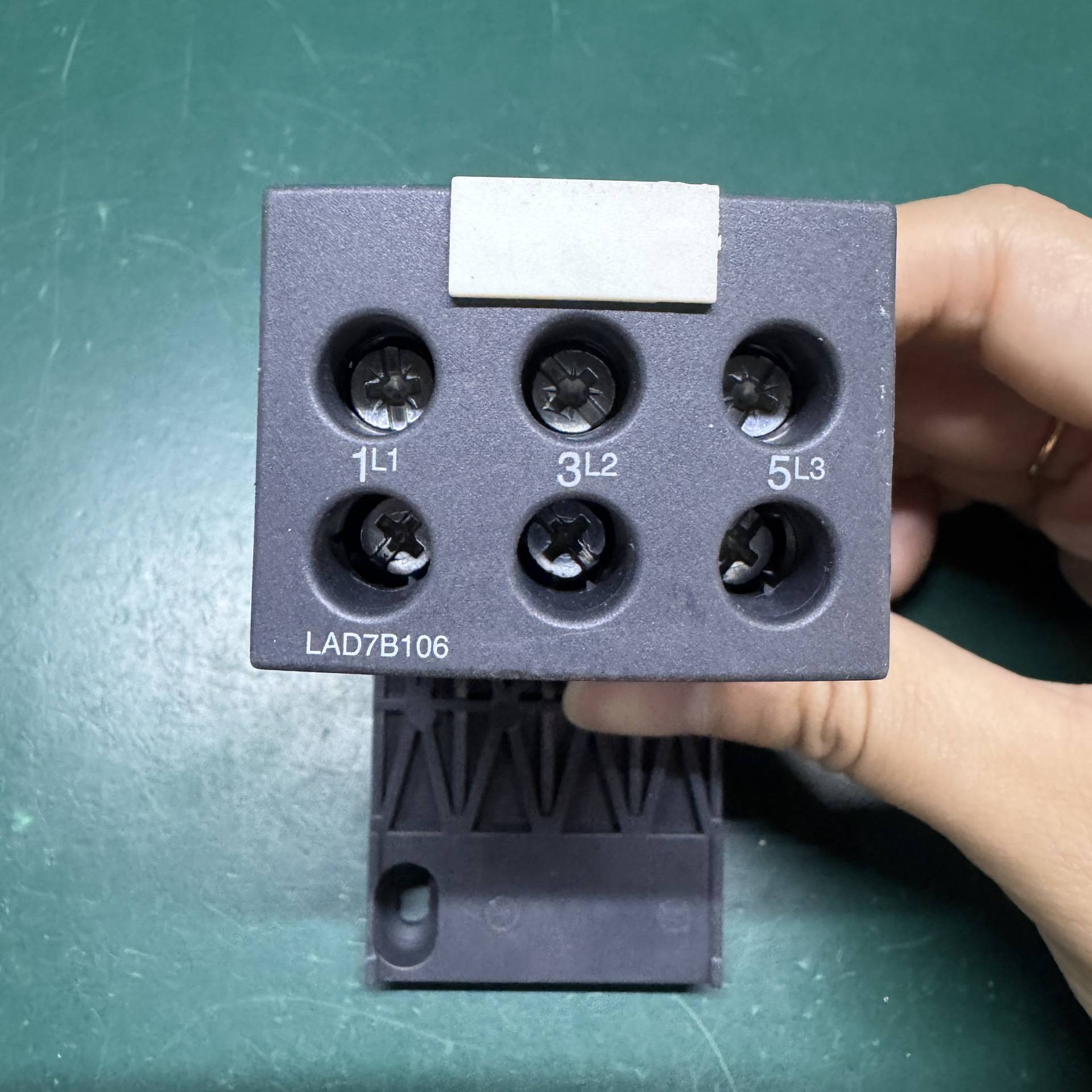 议价-施耐德热过载继电器底座LAD7B106，拆机品