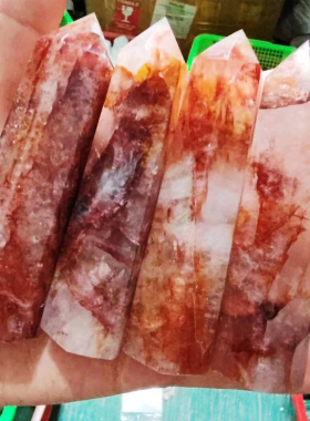 天然红胶花水晶柱手工抛光