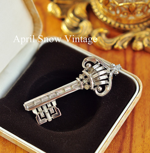 vintage欧洲古董 Trifari中古皇冠翠法丽银色水晶莱茵石钥匙胸针