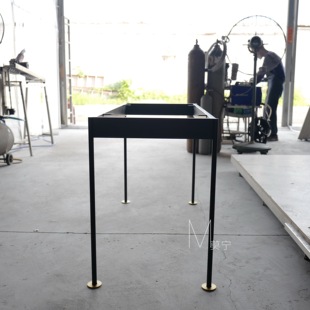 A058 莫宁造 都说长得像烧烤炉 一个桌腿