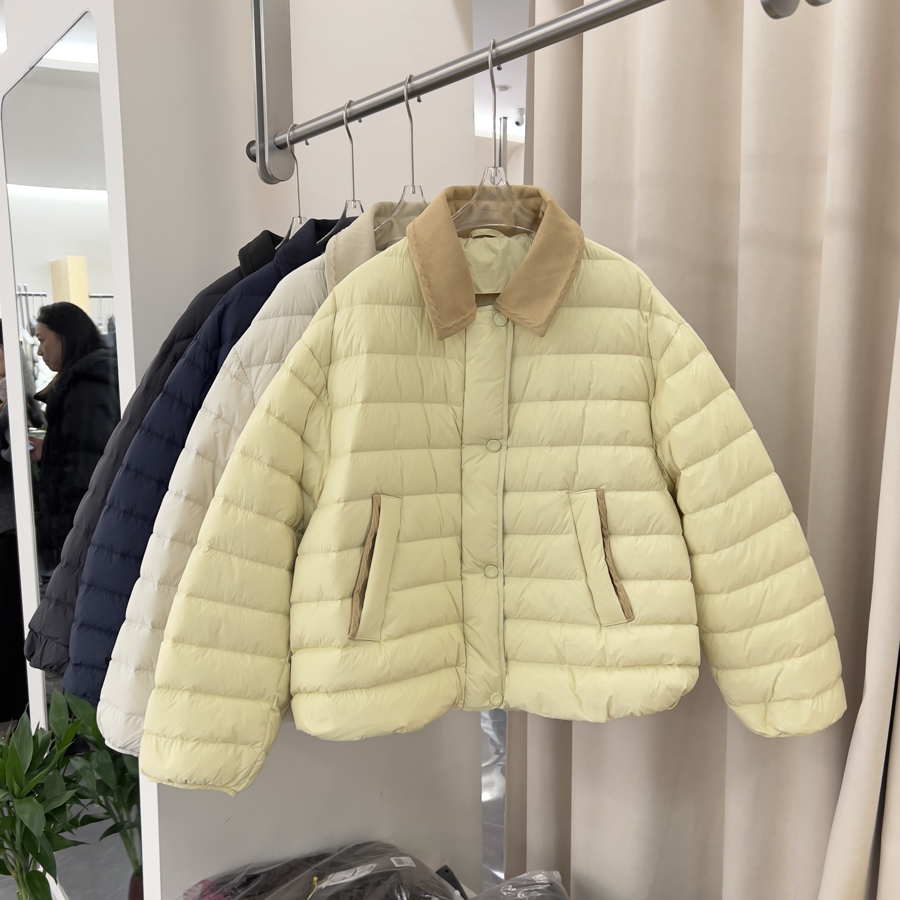 韩版小翻领短款90白鸭绒轻薄款羽绒服女2025冬季新款时尚保暖外套