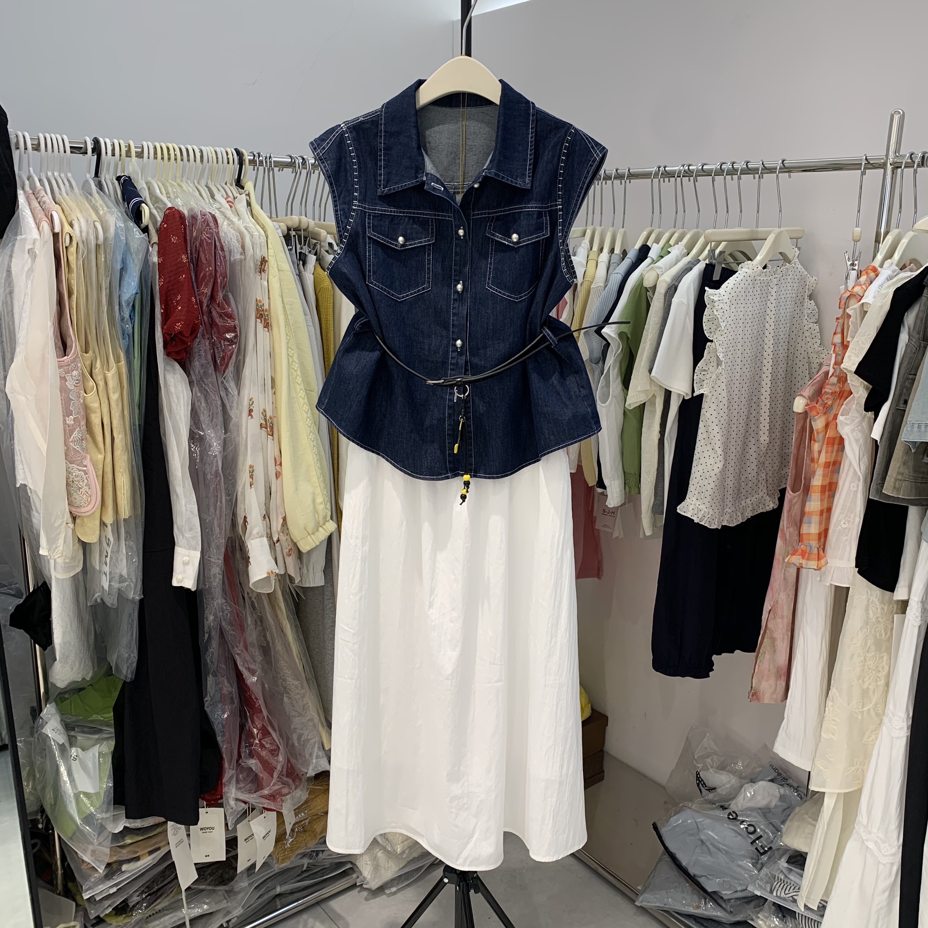 巨好看的穿搭一整套无袖牛仔衬衫半身裙小个子盐系轻熟两件套装裙