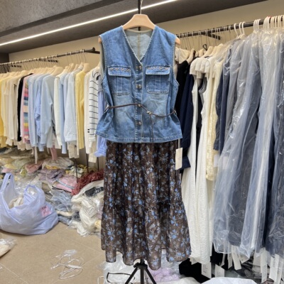 2026夏季新款韩版时尚百搭无袖牛仔衬衫系腰带收腰显瘦马甲上衣女