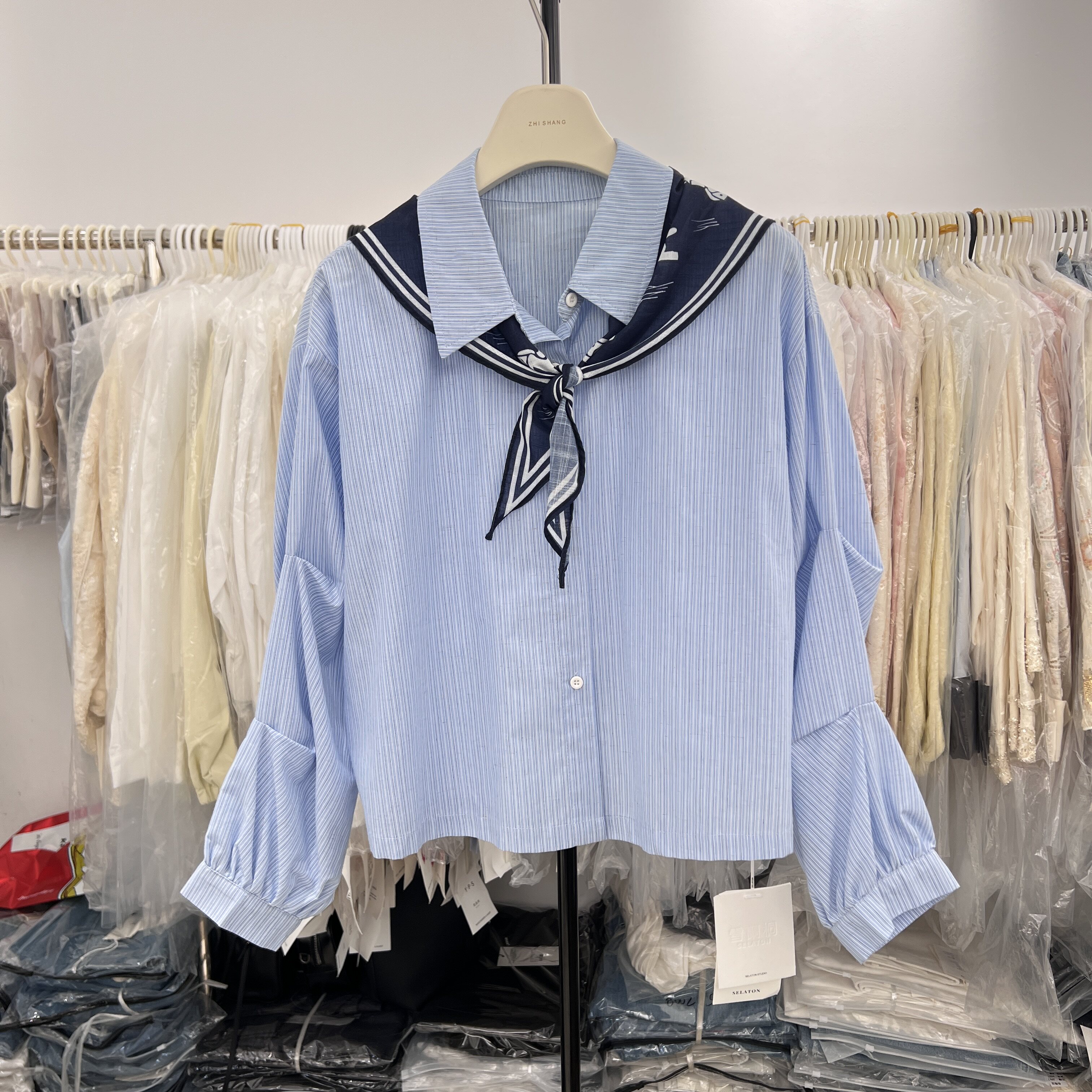 2026春季新款韩版学院风满印披肩+宽松显瘦长袖衬衫女上衣6978