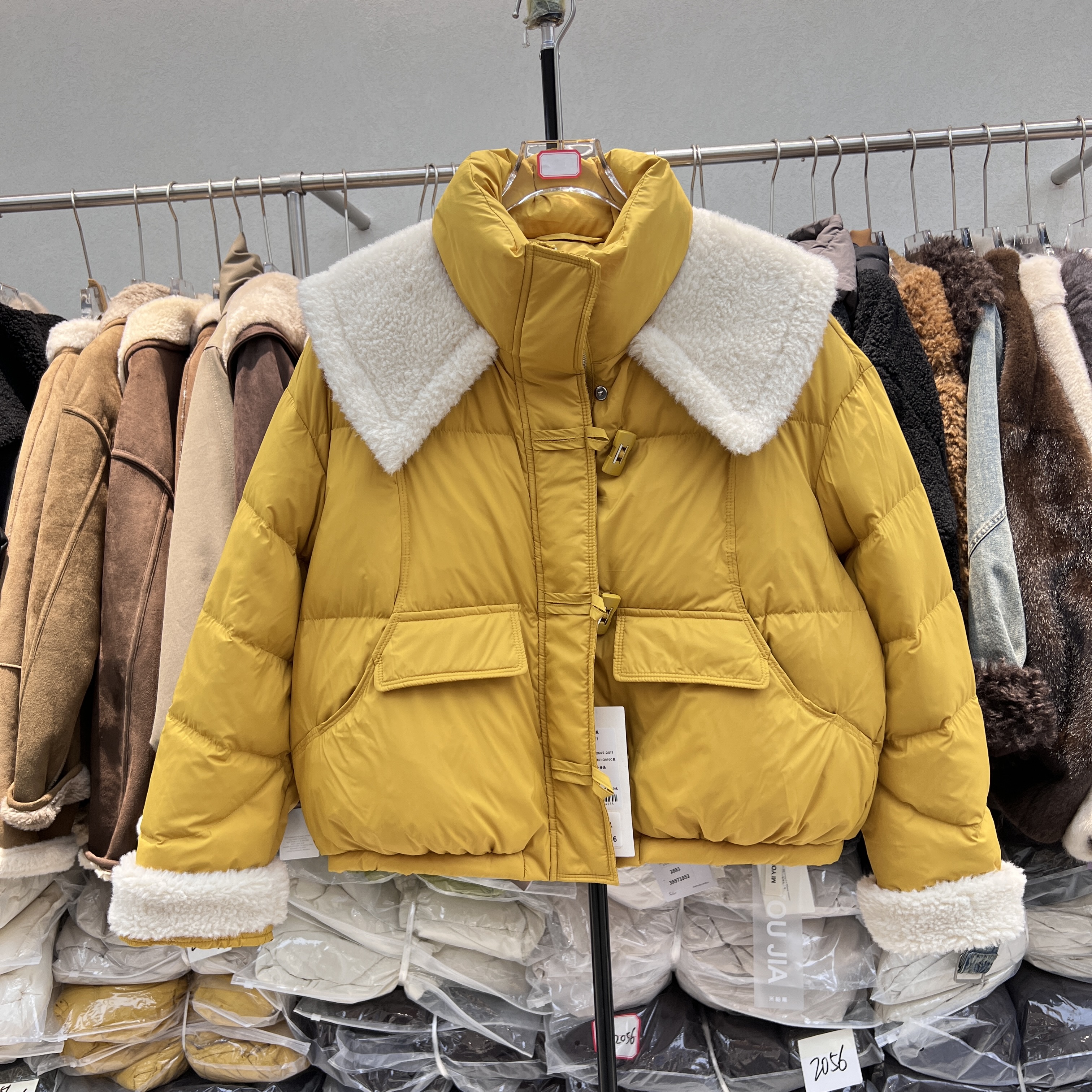 毛毛拼接短款羽绒服女2025冬新款欧货立领小个子白鸭绒面包服2071