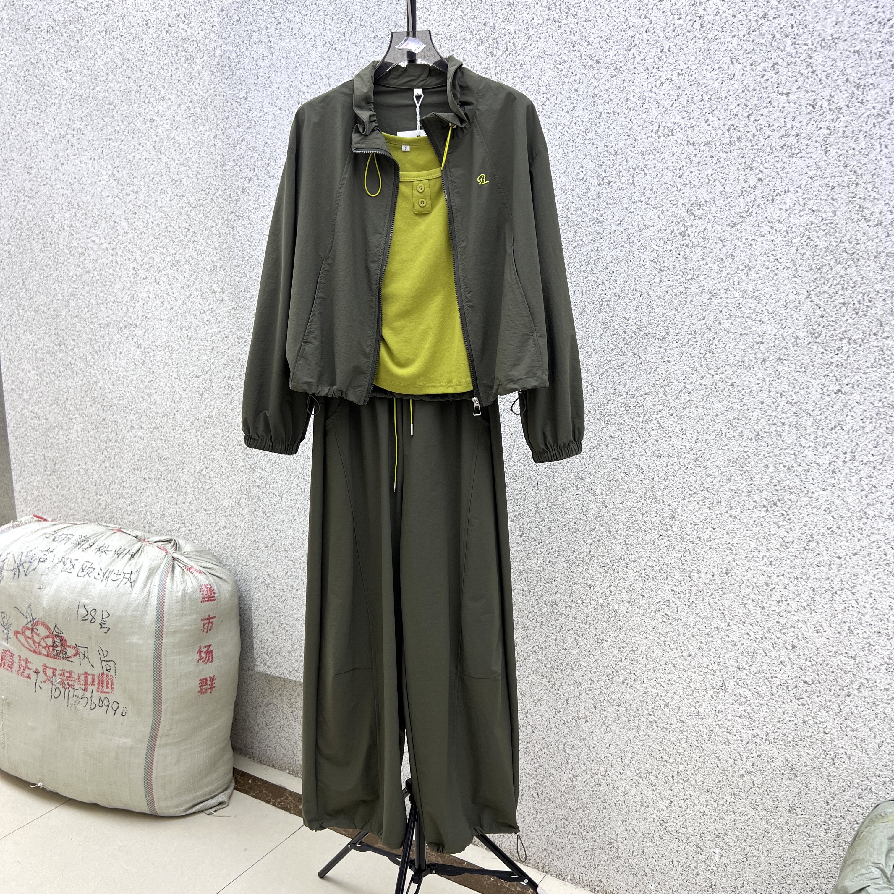 立领短款外套阔腿裤套装女2026秋季宽松抽绳工装风遮肉显瘦三件套