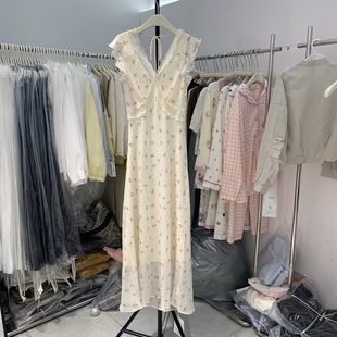 2026新款法式气质温柔风碎花V领连衣裙女子夏小个子收腰长裙26022