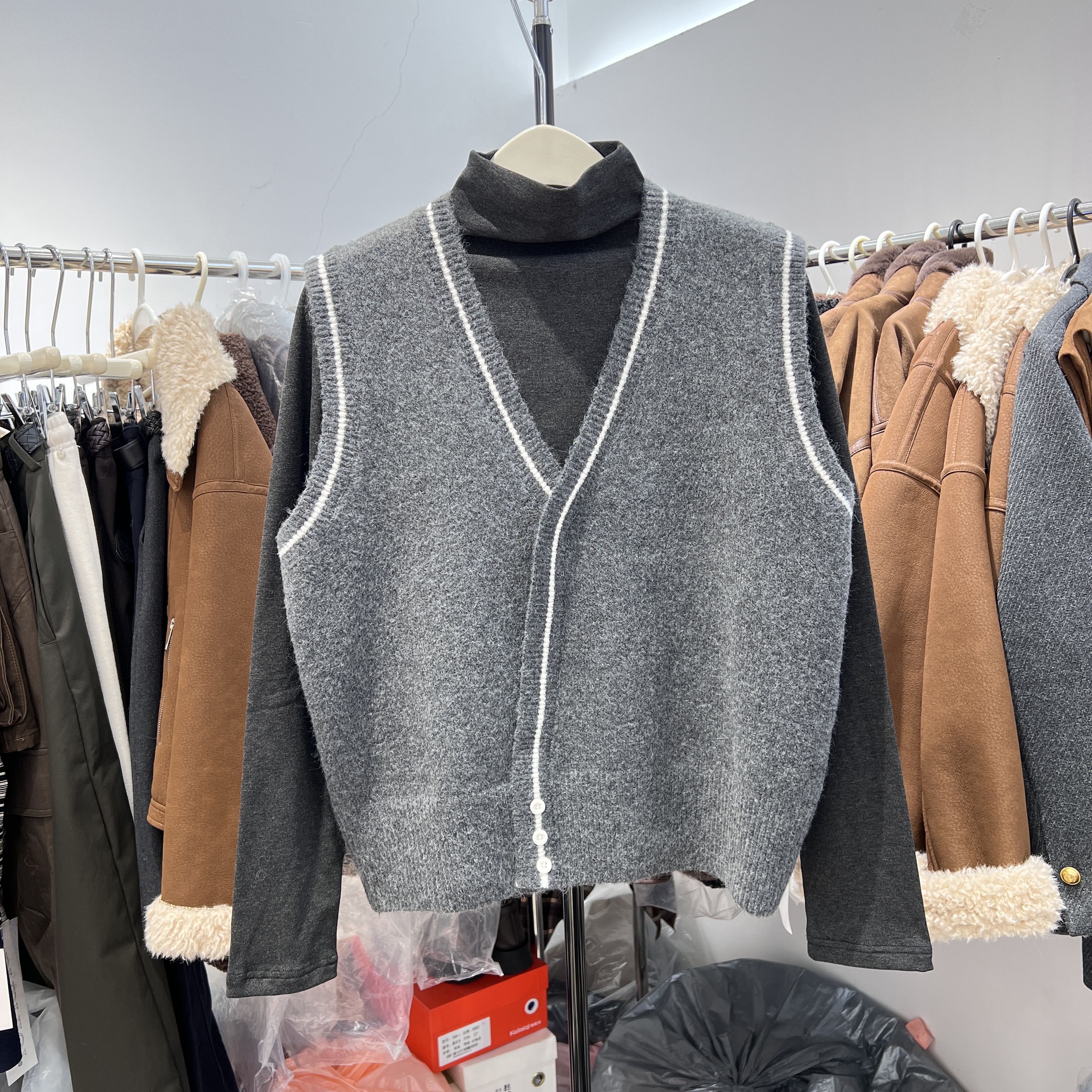 高领细针织打底衫+拼色条V领无袖毛衣马夹叠穿两件套上衣女装