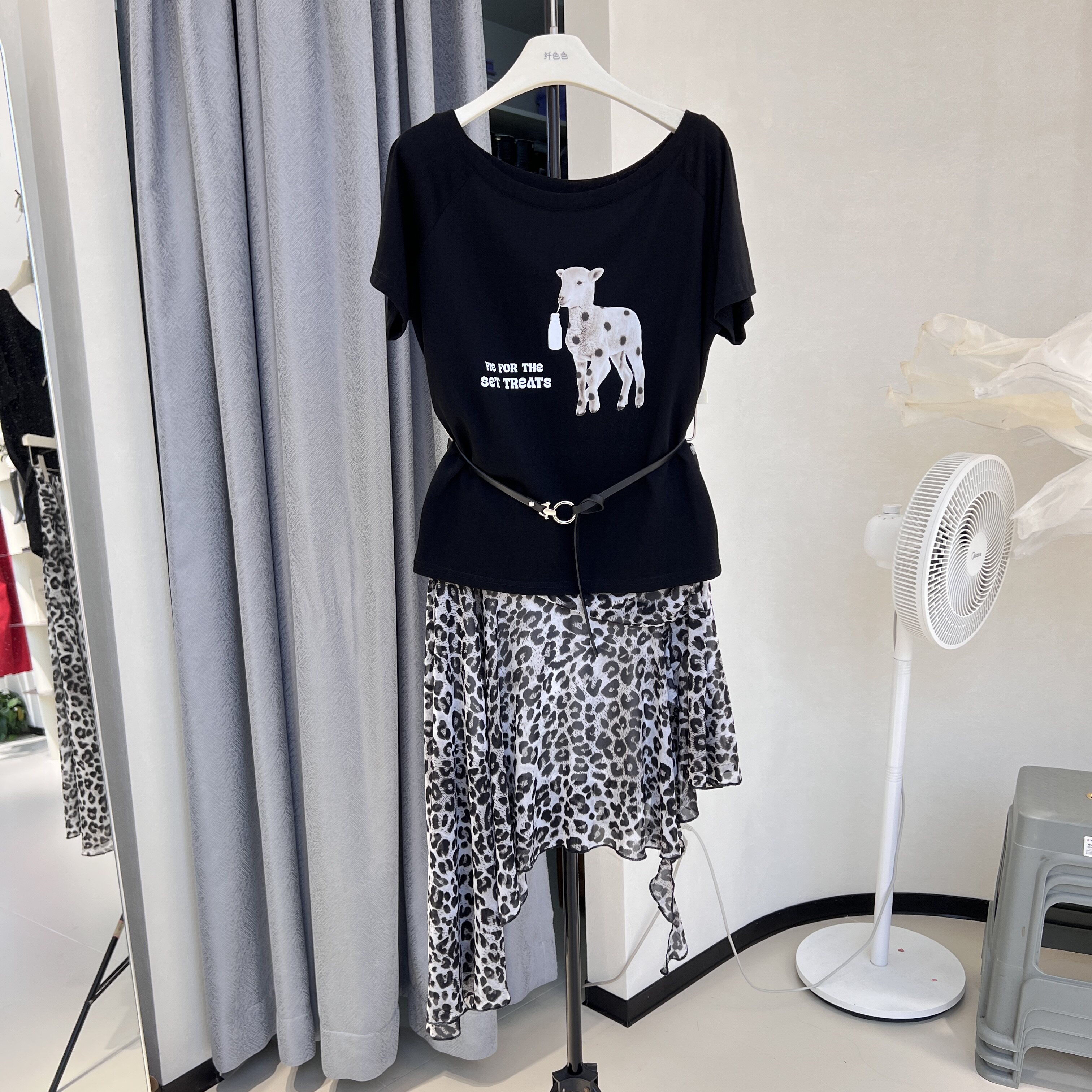 韩版甜酷辣妹斜领露肩印花时髦T恤+复古豹纹高腰A字半身裙两件套