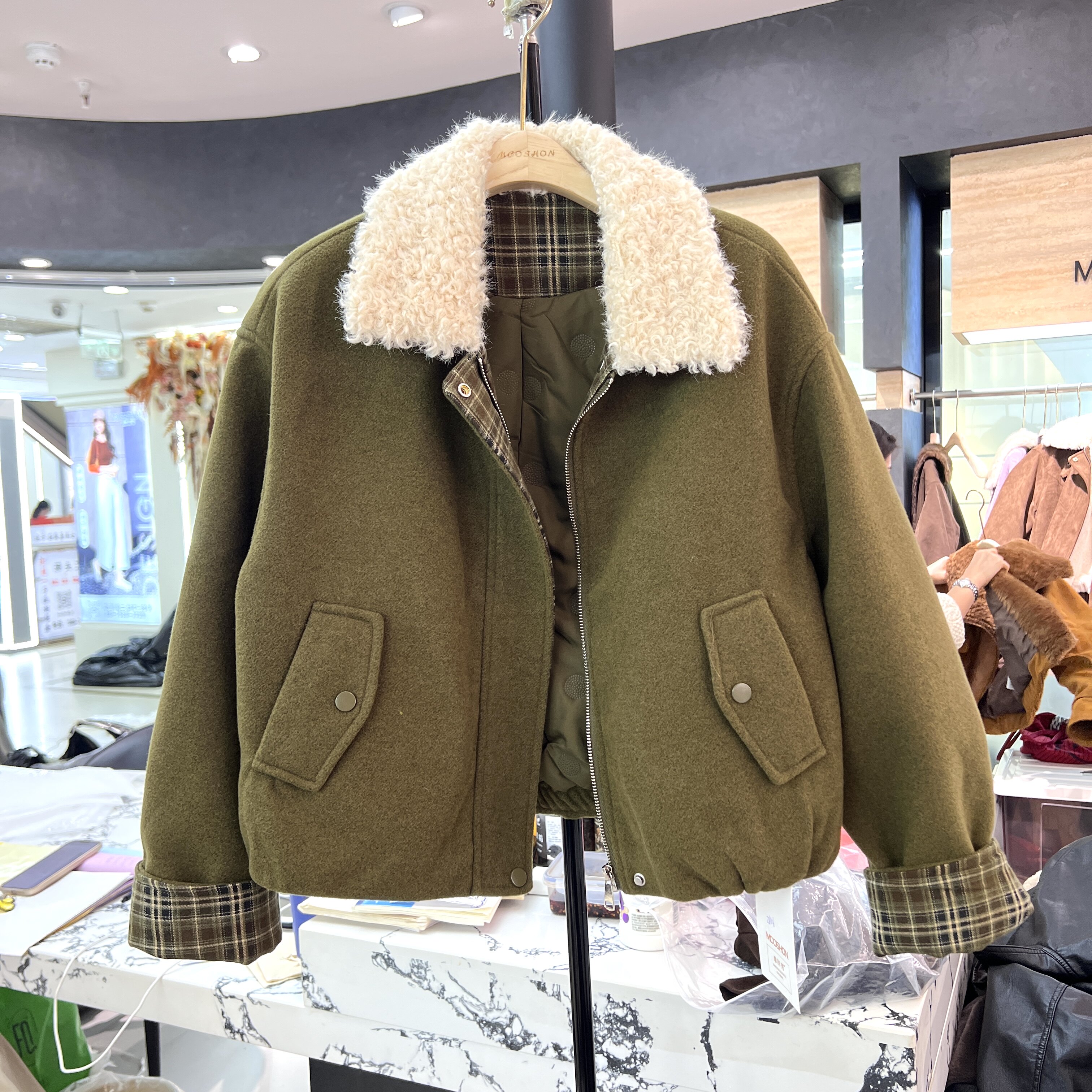 麂皮绒加绒外套女短款2026冬季新款时尚羊羔毛翻领机车服保暖上衣