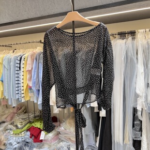 气质一字领露肩长袖波点雪纺衫女2026设计感系带收腰圆点衬衫675