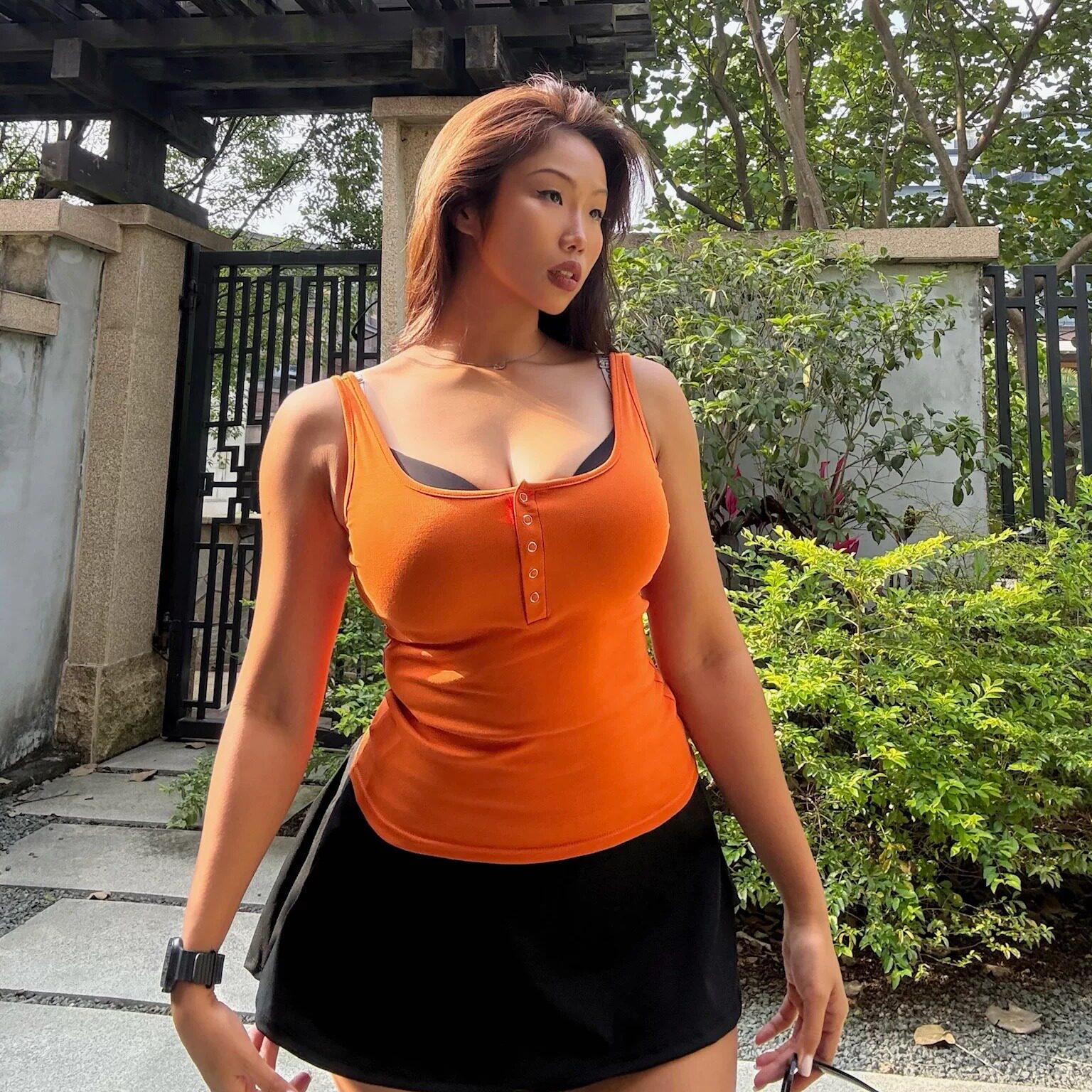 刘漂亮微胖辣妹橙色显瘦吊带背心图片