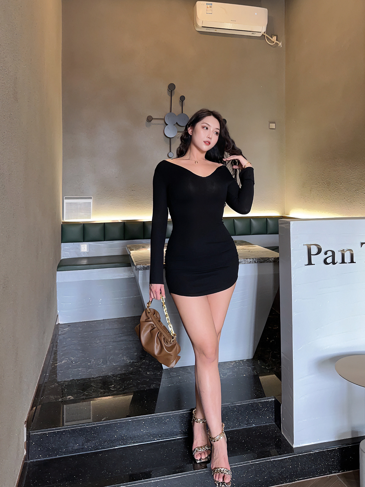 欧美辣妹风小黑裙v领紧身包臀
