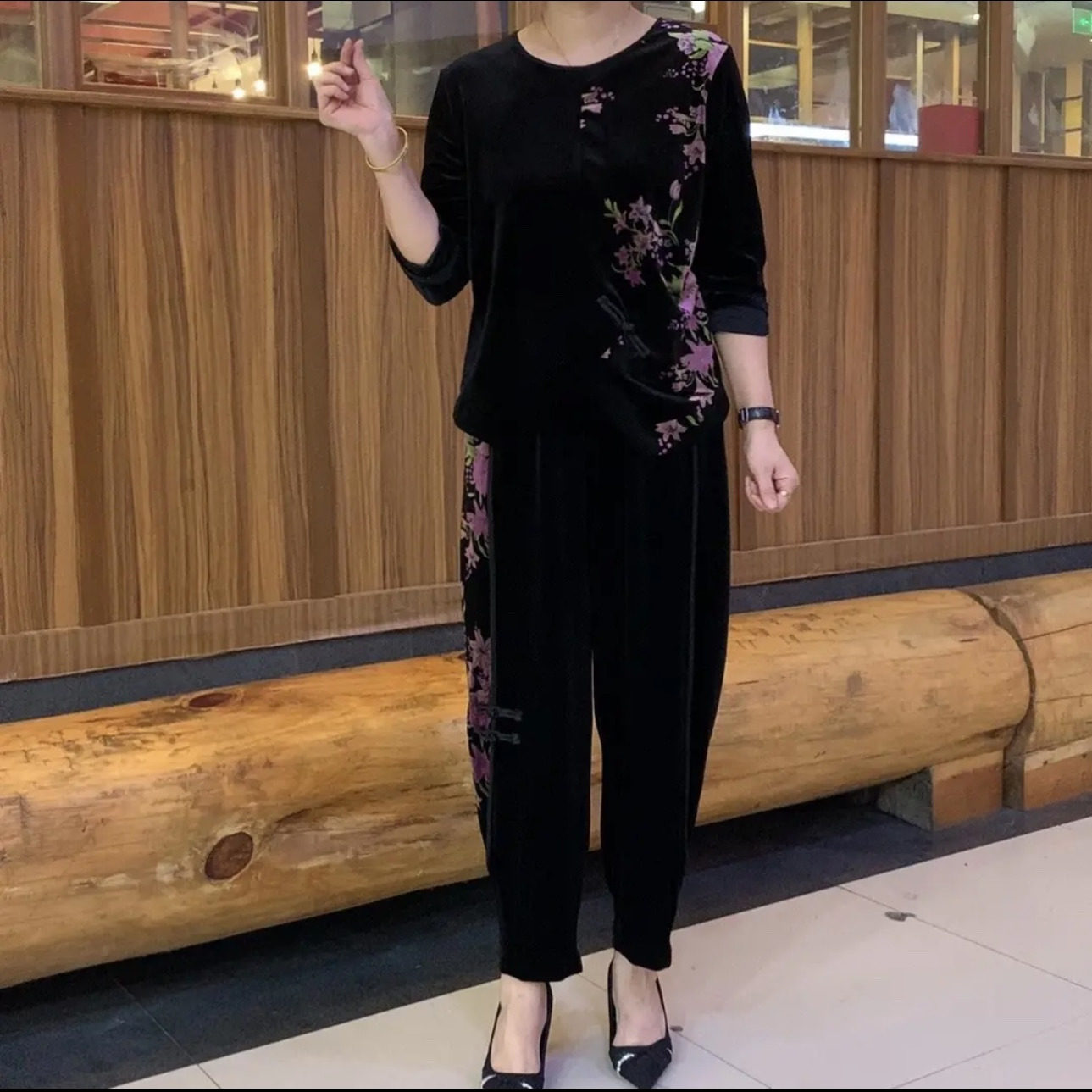 中老年妈妈装春秋新款金丝绒套装女大码宽松遮肚显瘦两件套奶奶装