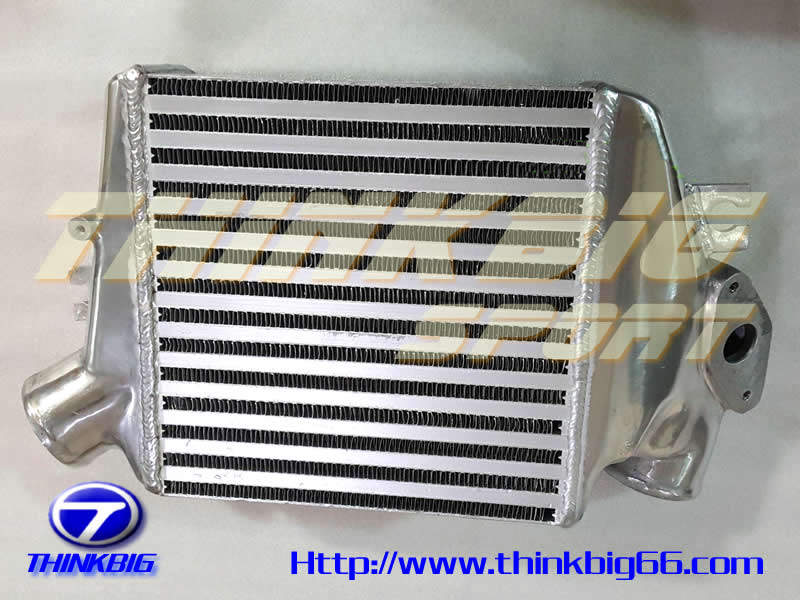 原厂中冷是铝塑结构，易于热浸，塑料端很容易损坏。本中冷比原车中冷芯体大80%，使得有更大的内部气流空间。通过优化芯体的设计，让进气形成良好的流动，同时能提供更优良的热传导。