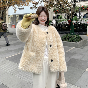 P205 5830 K308 浅黄色皮毛一体加厚外套 首发现货