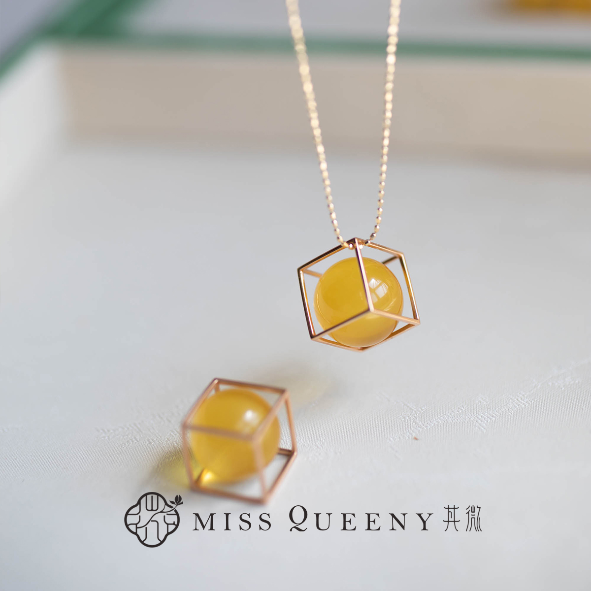 MissQueeny其微|18k金天然蜜蜡立方体吊坠简约小众精致方糖复古
