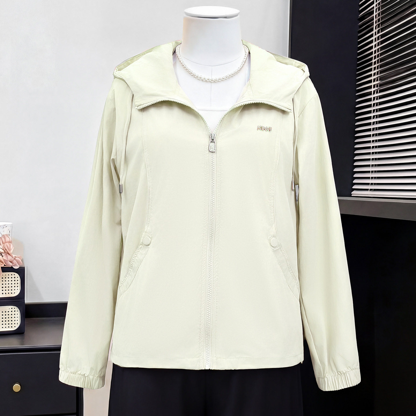 婆婆妈妈春装外套短款休闲连帽夹克上衣中老年春夏风衣防晒衣服女