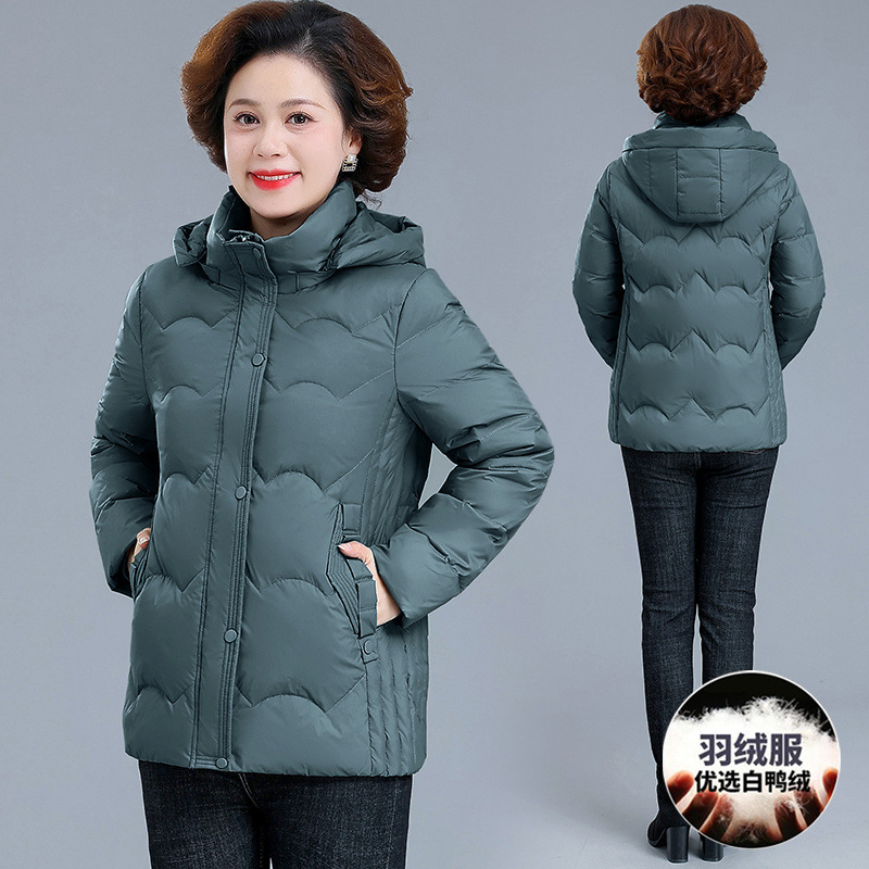 洋气婆婆妈妈冬装羽绒服女装短款2025新款中老年人时尚白鸭绒上衣