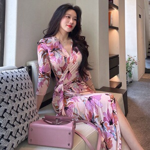 中年妈妈法式度假风一片式绑带显瘦印花连衣裙2026夏季显瘦裹身裙