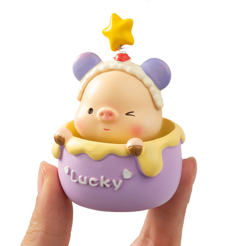 晴天小猪可爱卡通桌面摆件 创意室内办公桌装饰 汽车中控饰品