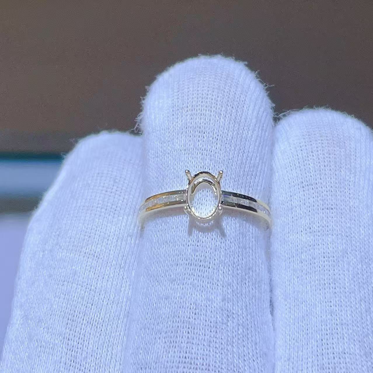 经典18K金戒指空托配长方莫桑钻