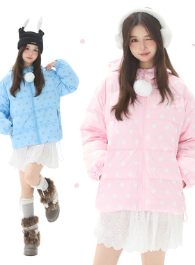 Double L2 波点满印羽绒服女冬季毛球挂件保暖休闲白鸭绒连帽外套