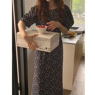 韩国东大门2026春夏新款圆领收腰裙子法式泡泡袖藏青碎花连衣裙女