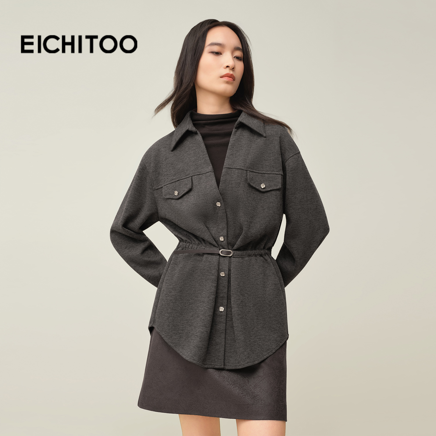 咖色搭配巧克力色时尚高级，金色小扣子点缀