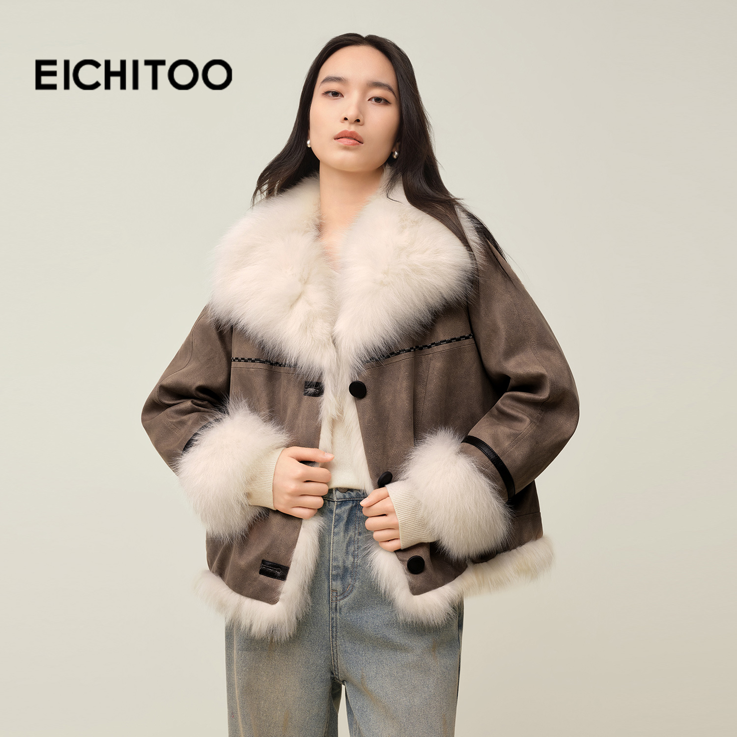 轻盈蓬松的狐狸毛皮拼接麂皮