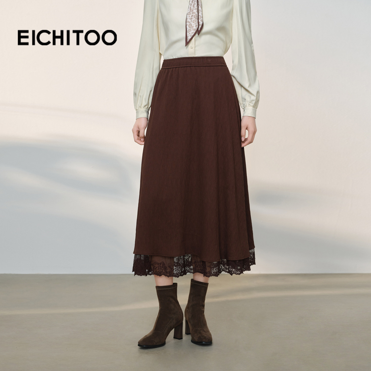 爱居兔蕾丝拼接咖色半身裙女2026年春季新款优雅简约A字中长裙