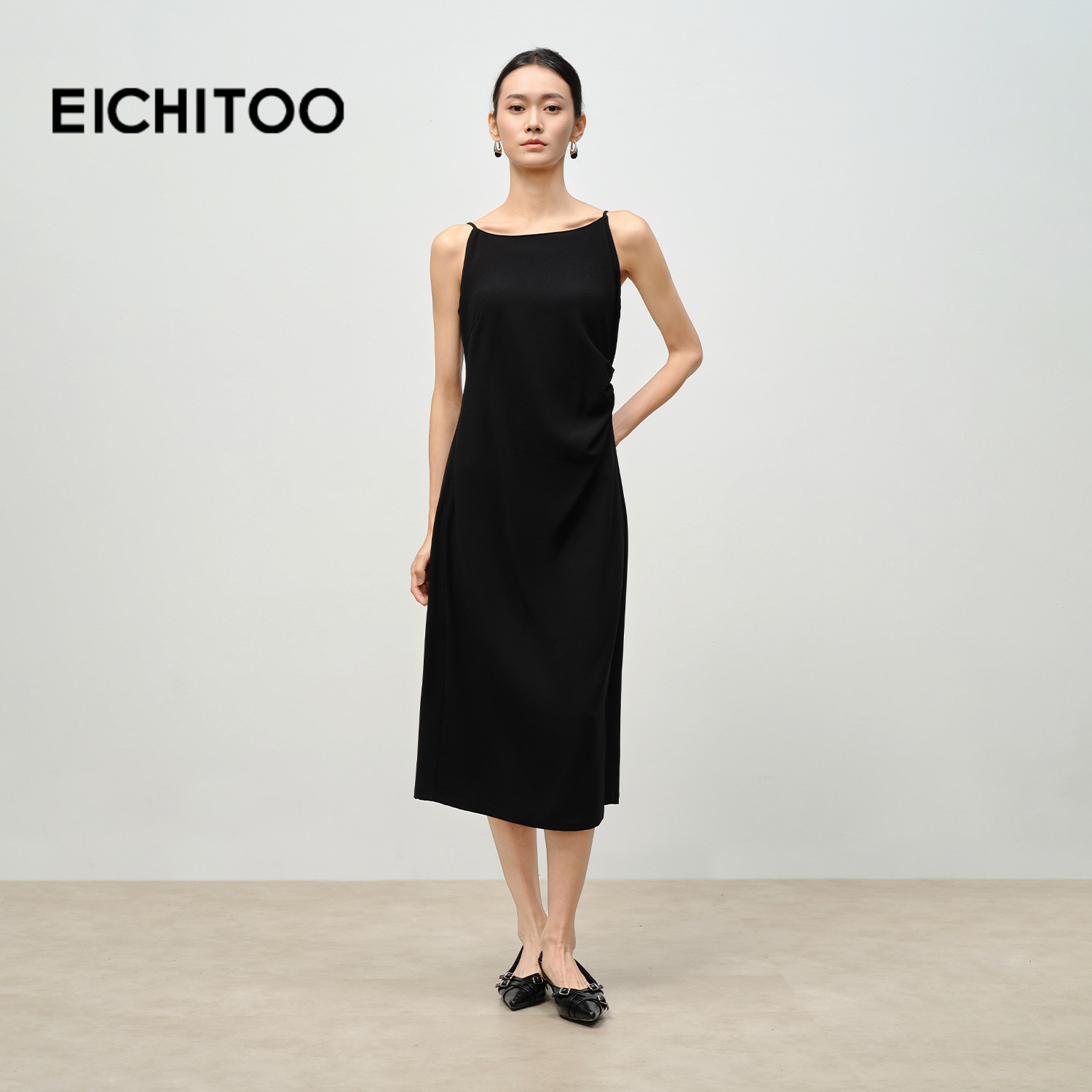 爱居兔摩登气质小黑裙女春秋新款一字肩通勤收腰吊带连衣裙