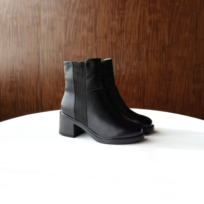 俄罗斯单~ 真皮真羊毛~ 粗高跟马丁靴2025冬季新款简约复古女短靴