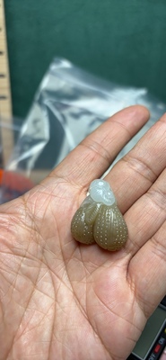 和田玉糖白如意福瓜吊坠挂坠，女生佩戴漂亮