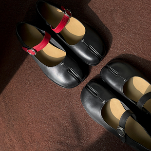 波夏    头层小牛皮法式简约猪蹄分趾一字带单鞋