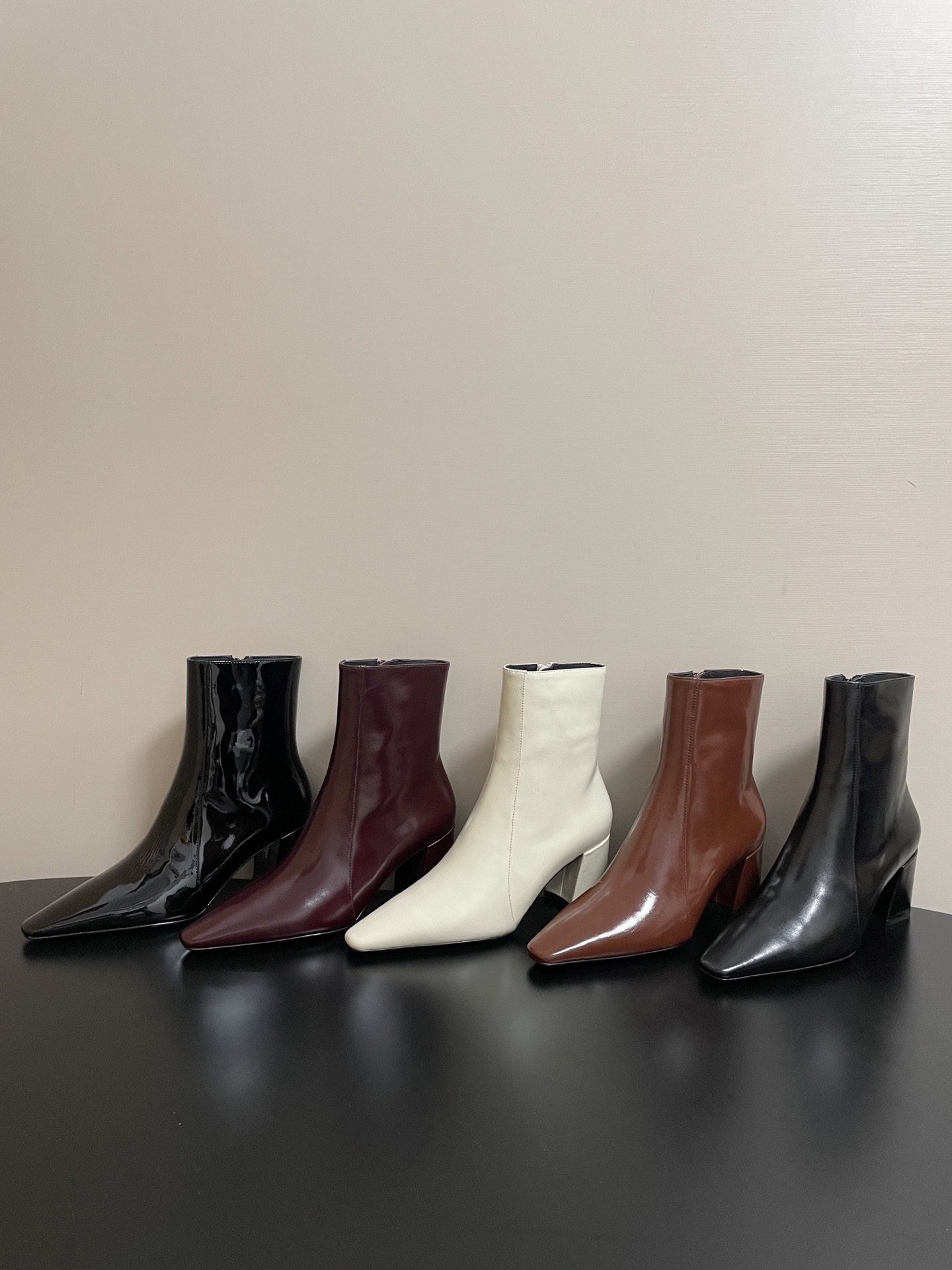 2025秋冬新款真皮尖头粗跟短靴女金属水钻时装靴女鞋高跟鞋女靴单