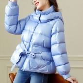 丽新折扣女装 P飘系列25秋冬新款 年轻都市女性连帽加厚显瘦羽绒服