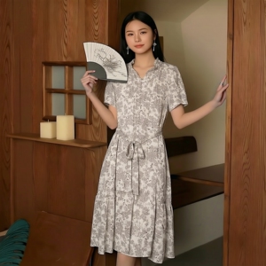 丽新折扣女装 H海 系列26艾 夏装新款气质高雅V领印花雪纺连衣裙