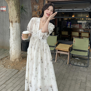 法式纯欲风v领碎花裙女夏季2025新款少女甜美气质超仙显瘦连衣裙图片