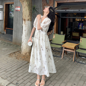法式纯欲风v领碎花裙女夏季2025新款少女甜美气质超仙显瘦连衣裙图片