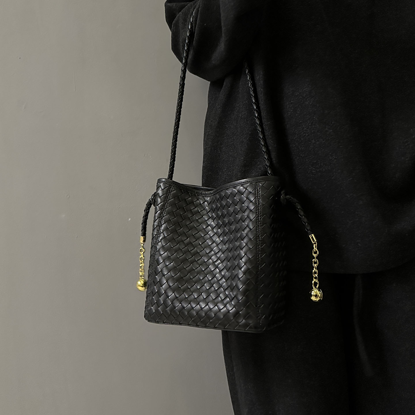 BV手工编织包头层羊皮大容量水桶