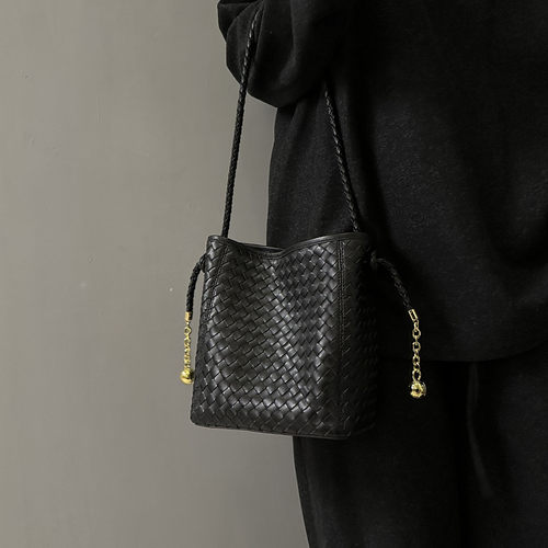 BV手工编织包头层羊皮大容量水桶