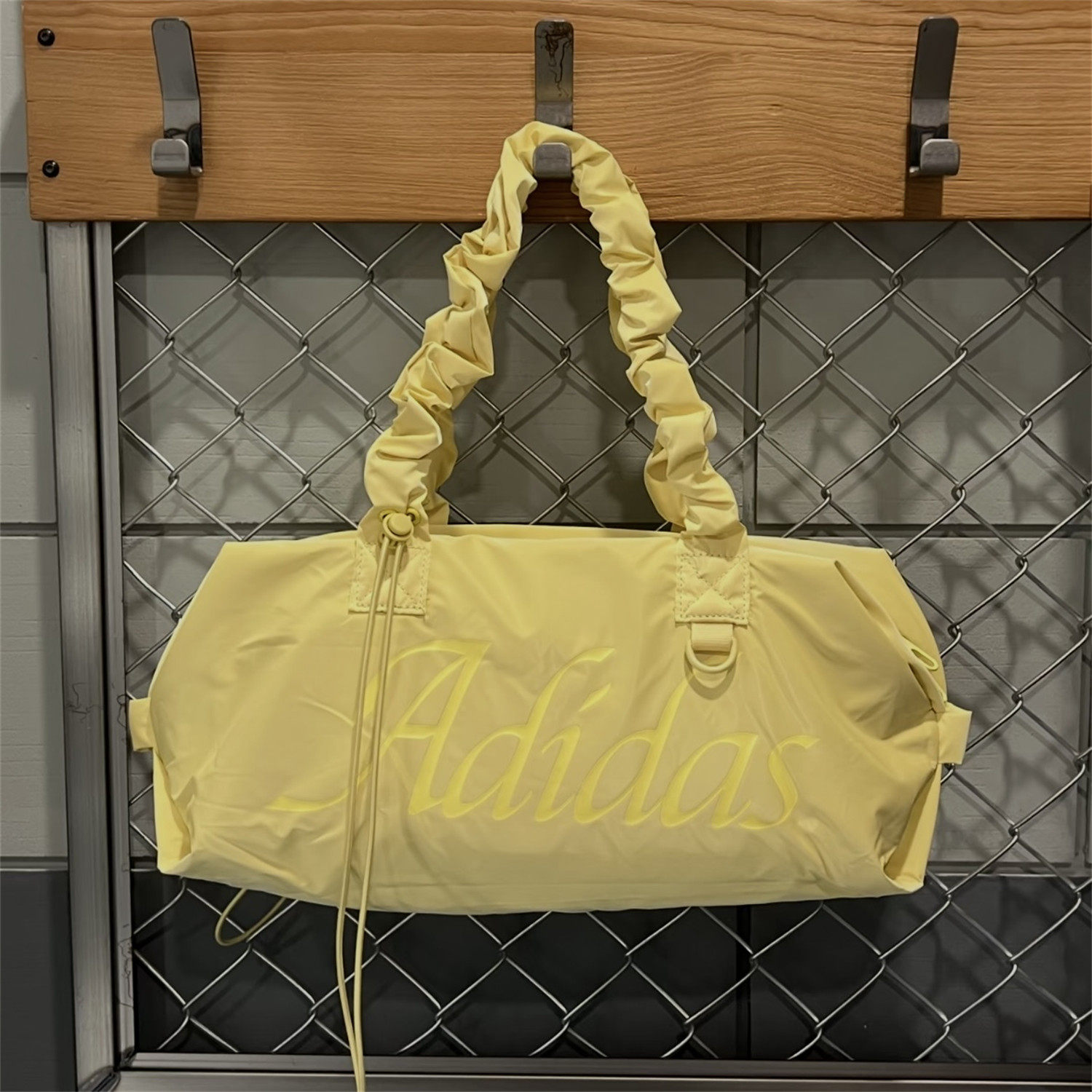 Adidas阿迪达斯女子运动休闲潮流多巴胺单肩手提包运动拎包KY9930