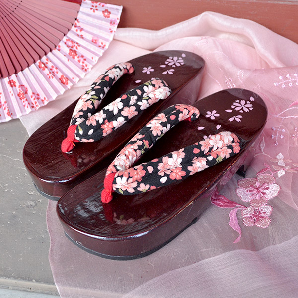 樱花红漆朱然墓漆搭汉服中国风