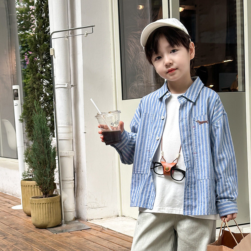 依依妈2026春秋儿童竖条纹翻领衬衫男童帅气刺绣上衣中大童开衫图片