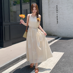 绝美挂脖无袖露肩连衣裙女夏2025新款超好看刺绣海边度假吊带裙子图片