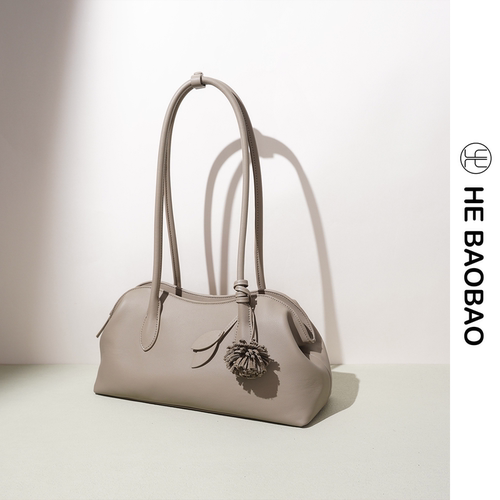 HE BAOBAO×HEJMSI 新品2026秋冬头层牛皮长柄波士顿单肩枕头女包